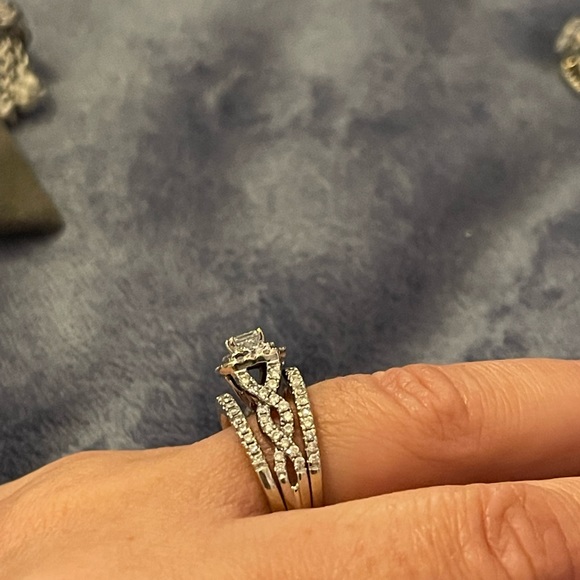 Vera Wang Love Engagement Ring and Bands - Picture 4 of 17